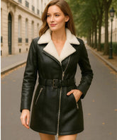 Casaco Feminino de Couro Sintético com forro de pelúcia, design moderno, ajuste com cinto e bolsos com zíper, ideal para dias frios.